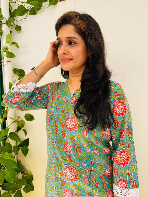 Green floral Sanagneri kurta with lace for casual wear